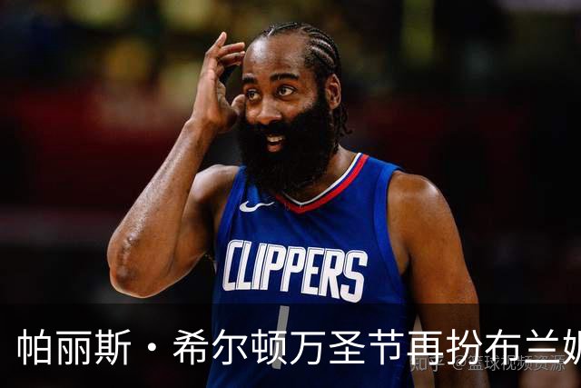 帕丽斯·希尔顿万圣节再扮布兰妮，复刻2001年VMA蟒蛇造型